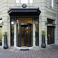 a entrance to a building with a revolving door at Hotel Moderno, Pavia