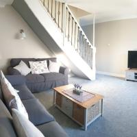 Cosy 3 bedroom residential house, private garden, 30 minutes from Alton Towers, 5 minute walk to Trentham Gardens., hotel in Stoke on Trent