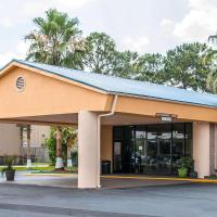 Quality Inn Hinesville - Fort Stewart Area, Kitchenette Rooms - Pool - Guest Laundry、ハインズヴィルにあるMidCoast Regional Airport - LIYの周辺ホテル