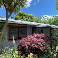 Twin Oaks Quiet Cottage, hótel í Paraparaumu