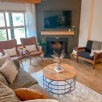 Ski-In Ski-out Luxury Condo with Hot Tub and pools, hotel en Snowshoe