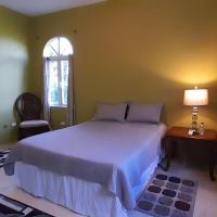 Abigail's 2 Bedroom Apt & CAR RENTAL BUNDLE-Quarantine Approved-Free Wifi -Kitchen, hotel em Road Town