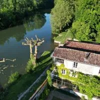 Le Gué Renard-un Balcon Sur La Charente, Hotel in Jarnac