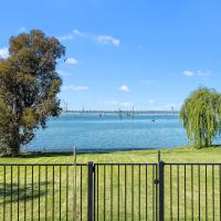 Absolute Waterfront at Woodlands, hotel in Yarrawonga