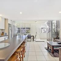 Spacious 3 bedroom apartment opposite surf club, hotel i Kingscliff Beach, Kingscliff