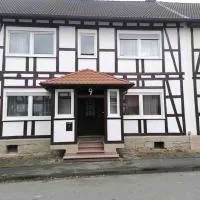 Monteurzimmer Oberlistingen Zweibettzimmer mit 2 Bädern، فندق في Breuna