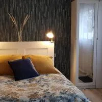 Agréable petite maison proche Joigny、Chamvresのホテル