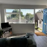 Self-catering studio in beautiful Charmouth, hotell i Charmouth