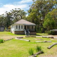 Secluded Cottage Surrounded by Eucalyptus Trees and Native Wildlife, hotel in St Georges Basin