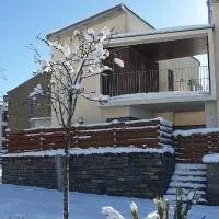 Chalet adosado entero, bbq y piscina comunitaria, hotel en Sabiñánigo