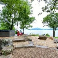 Blufftop Cabin Retreat Hot Tub and Fall Views! – hotel w mieście Canadian