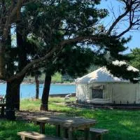 直島町ふるさと海の家 つつじ荘 Seaside Stay Tsutsuji-so, hotel i Naoshima
