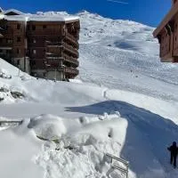 Appartement ski aux pieds dans résidence premium piscine, sauna hamam, hotelli kohteessa Les Menuires