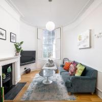 Homely 2-bed flat with private courtyard near Angel, East London