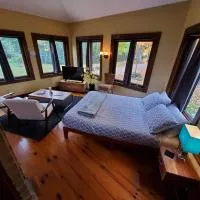 The Front Porch Room of a 140-Year-Old Victorian House, hotel Orangeville-ben