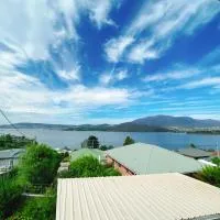 Spectacular Hobart River View Home, hotel din Lindisfarne
