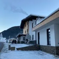 Pension Bucher, hotel en Schnann