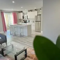 ENTIRE 2 BEDROOM APARTMENT DOWNTOWN - u2, hotel em Kitchener