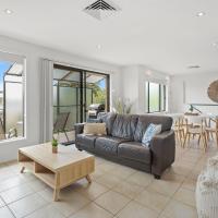 Spaciously Comfy Home With Balcony and BBQ, hotel in Terrigal