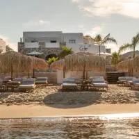Calma Boutique Hotel، فندق في Posidhonía