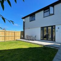 Stylish 2 bedroom holiday home, short drive to BEACH and village amenities - Heanton Hideaway, hotel in Braunton