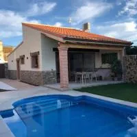 Acogedora casa rural con piscina particular Barlow TR-CC-00426, hotel in Abadía