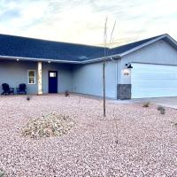 The Blue Tortoise 3 Bedroom Home with Hot Tub, hotel in Kanab