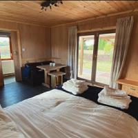 Beautiful wooden tiny house/ cabin with hot tub 3, hotel in Tuxford