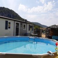 Bungalow de 3 chambres avec piscine privee a Gemenos, hôtel à Gémenos