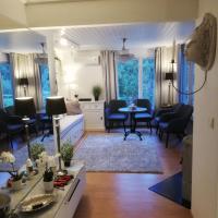 Exklusiv stuga All inclusive med bastu, hotell i Strängnäs