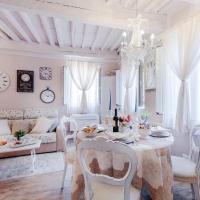 Casa Monique, A Smart Designed Sweet Air Conditioned Apartment Inside the Walls of Lucca