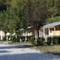 Camping Le Jardin - chalets, bungalows et emplacements nus pour des vacances nature le long de la rivière le Gijou, hotel en Lacaze