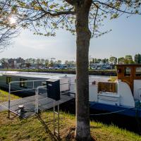 Houseboat Jana - with sauna and terrace, hotel in Christus-Koning, Bruges