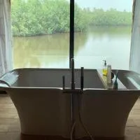 Natura Luxury Lake Hut, hotel di Ouidah