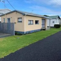 Urenui Beach Bach, hotel di Urenui