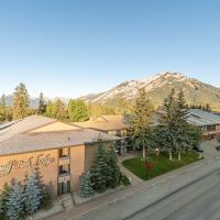 Banff Park Lodge: Banff şehrinde bir otel