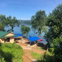 Lake Wave Cottage & Restaurant, hotel u gradu Deorāli