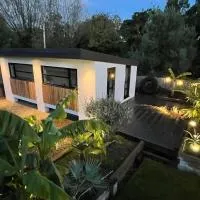 Relaxing guest house with Jacuzzi & boat hire, hotel v destinácii Staines