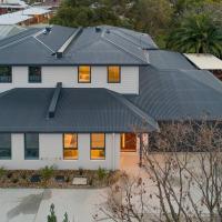 As new, central 3 bed luxury with secure parking., hotel in Wangaratta