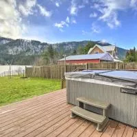 Lakefront Eatonville Cabin w/ Dock & Mtn Views!, hotel i Mineral