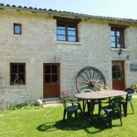 Chatenet self catering stone House for 2 South West France, hotelli kohteessa Limalonges