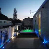 Static Caravan with hot tub, hotel in Tattershall