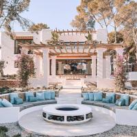 Fully Staffed Sea Front Villa with Private Sommelier, hotel en Moraira