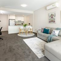 Luxury Modern 2BR Apartment with Fast WIFI and Balcony, hotel in Bankstown