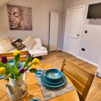 Modern & Spacious apartment in the heart of the historic old town of Aberdeen, free parking, free WiFi, hotel in Aberdeen