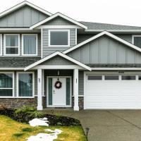 New Beautiful Large Home in Courtney, hotel em Courtenay