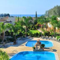 2 Bedroom House Sleeps 6 - Pool Hot tub Garden, hotel din apropiere de Aeroportul Internaţional Paphos, Paphos