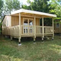 CAMPING LES GRAVES - Cabane TITHOME, hotel Saint-Pierre-Lafeuille városában
