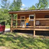 Serene Westside Tiny Cabin, hotel en Clinton