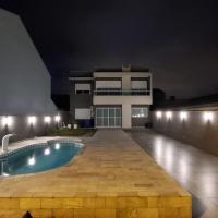 Excelente Casa em Matinhos com piscina aquecida, hotel in Matinhos
